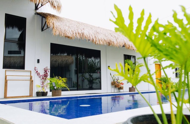Resort Living w/ Swimming Pool, Wi-fi, Free Parking, Kitchen, Hot Water