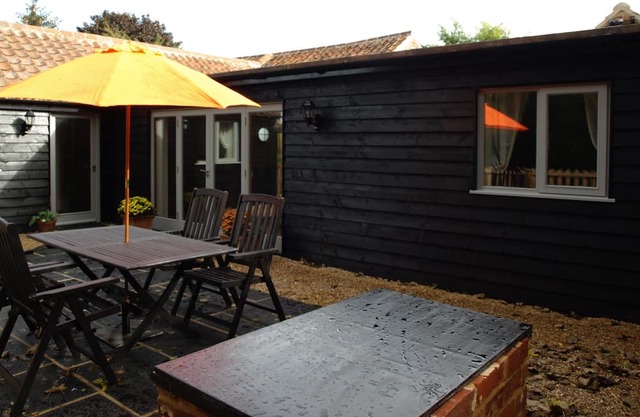 Holiday Barn with Lake views - 15 mins from Norwich city