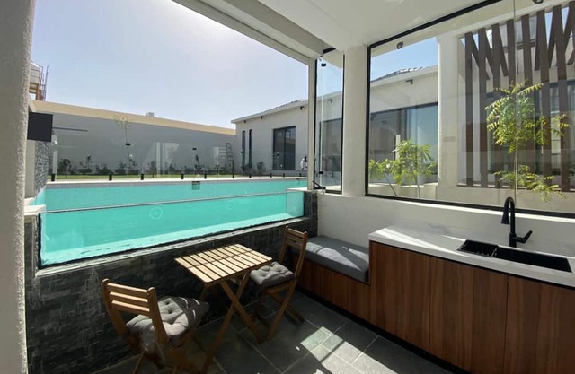 5 minutes to airport