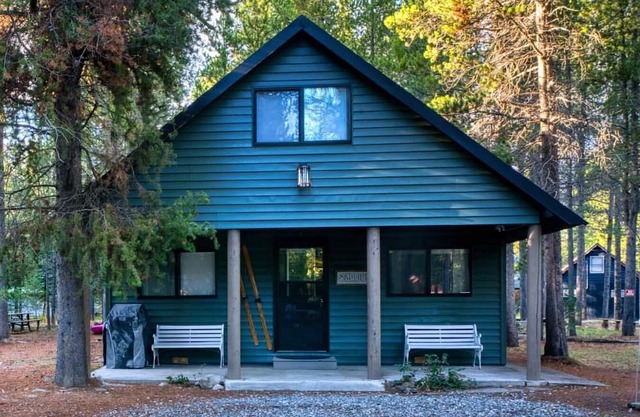 Cozy Bear Cabin | Sleeps 8 | Close to River | 33 miles to YNP