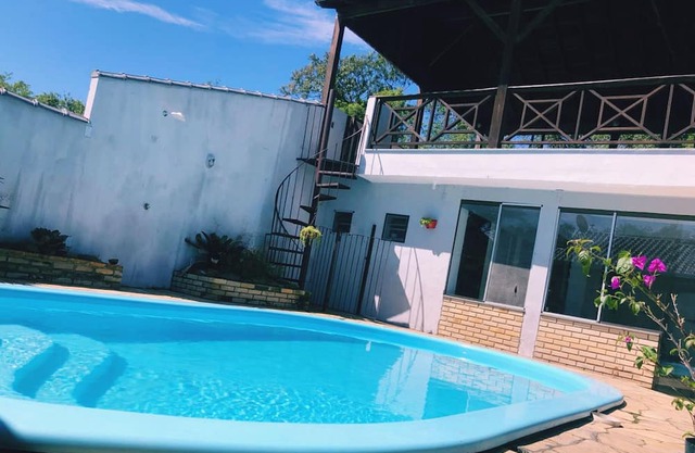 Casa com Piscina e Amplo Espaço com Churrasqueira