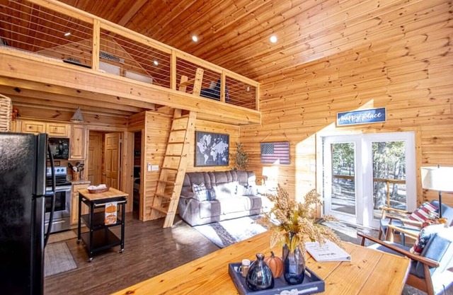 Gorgeous Lakefront Cabin - Full Amenities