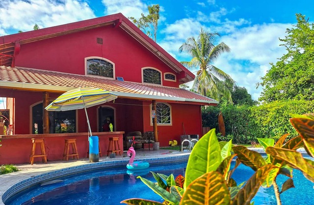 Large family house, A/C, swimming pool, outdoor patio, minutes to the beaches!