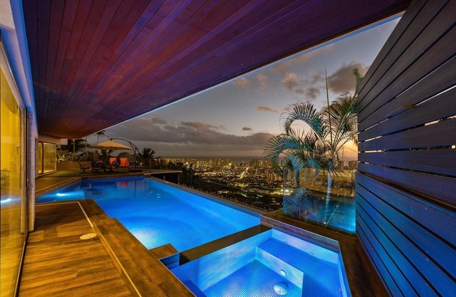 KBM Resorts: FREE CAR Waikiki Hilltop House