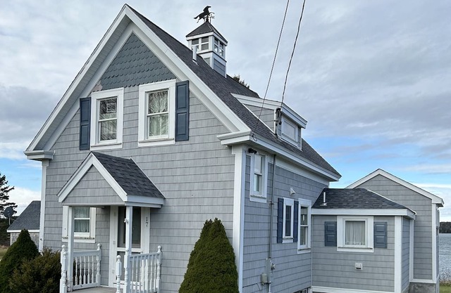 Charming 2-BR house on South Bay. Walk .7 miles to shops. Rocky beach access