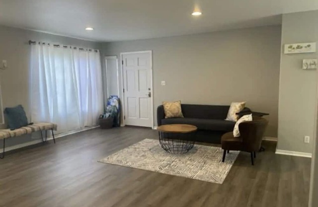 Modern Cozy 2b/1b Island Home away from Home../ Free Parking