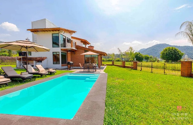 NEW Lakeview Villa Heated Pool BBQ Smart TVs