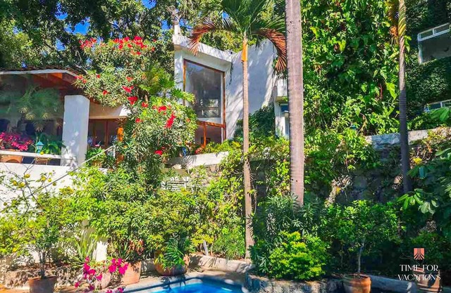 Serene Home, Lush Gardens with Heatable Pool, 2 Waterfalls, Outdoor Dining Table