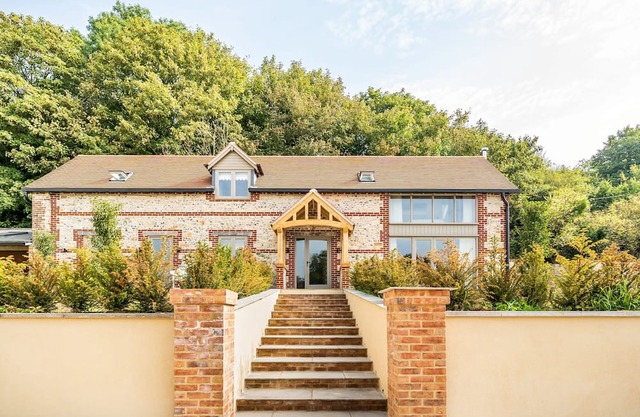 Beehive - sleeps 6 guests in 3 bedrooms