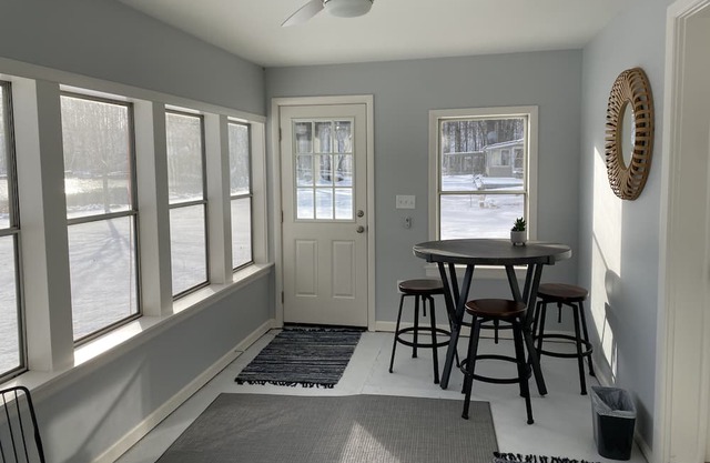 Cozy, Family-oriented Lake House with beautiful views. Enjoy private lake front!