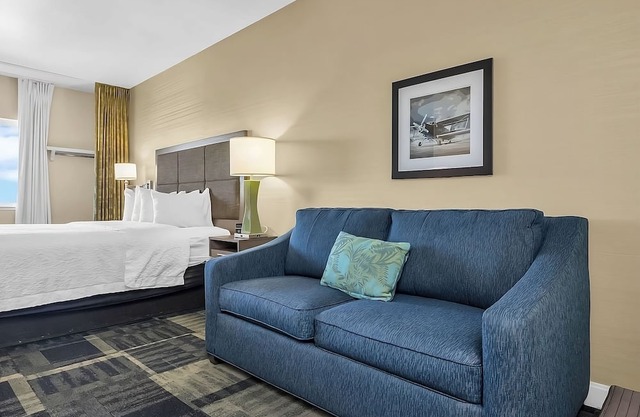 Great Relaxing Overnight Stay! Free Breakfast, Close to Nut Tree Family Park!