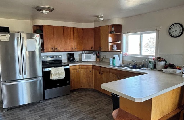 The Ol’ Yellow House: Cozy & Comfortable Stay