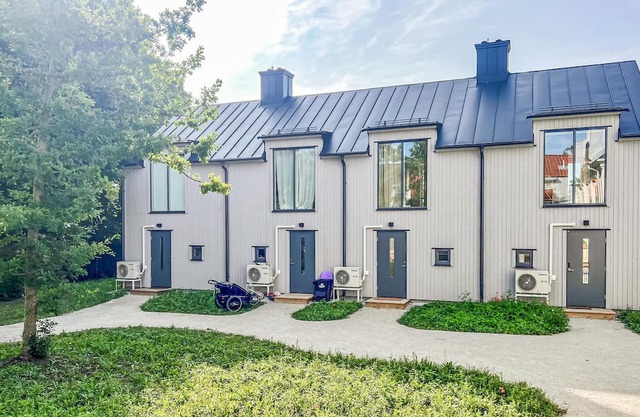 Modern apartment in the center of quiet Ljugarn and close to the beach.