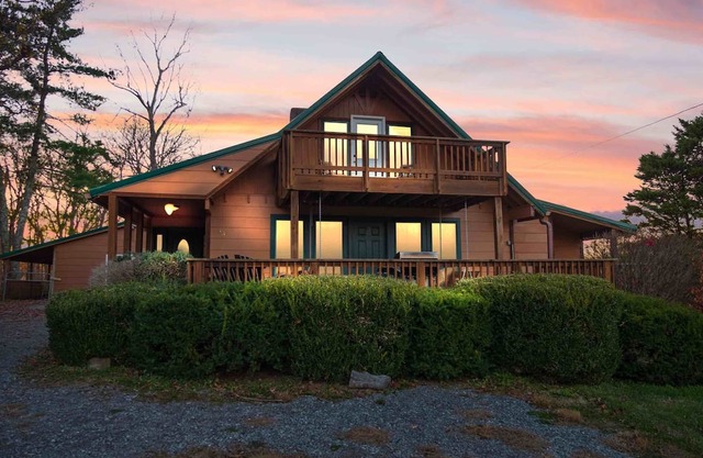 Seasonal lake view, hot tub . Ample amenities for your stay at the lake.