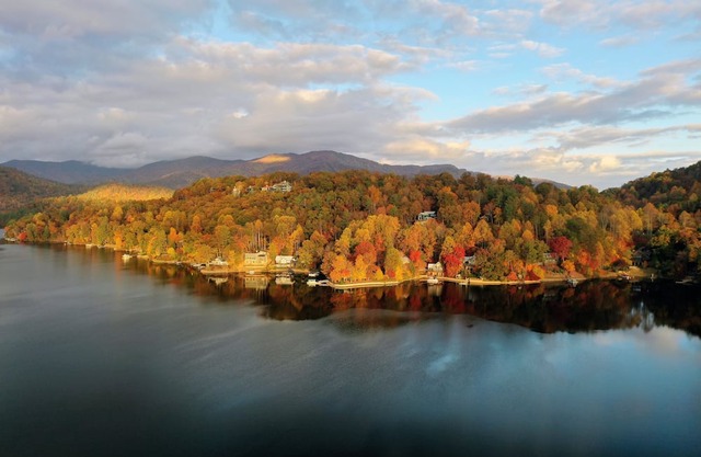 Cozy mountain lake view retreat. Great place to begin your Smoky Mntn Excursions