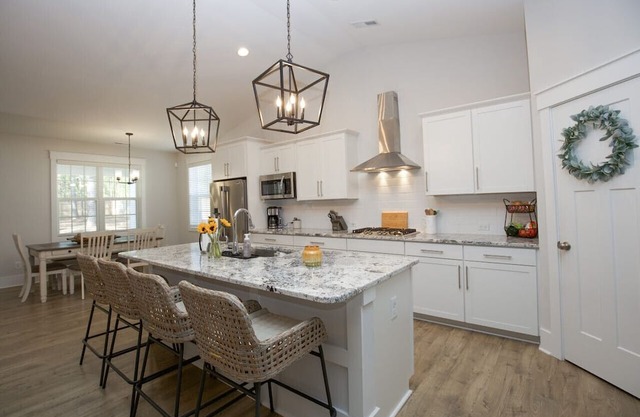 Sleeps 8! on Highway 5