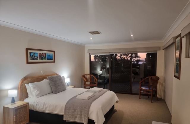 Three Waters Australind 4 Bedroom Water Views with Pool