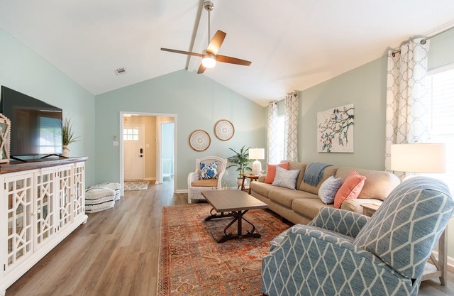 Charming Bungalow- Sleeps 8, Close to Moody AFB/Freedom Park & Pet Friendly!