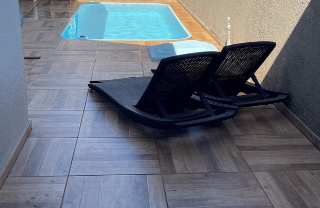 House with leisure area with swimming pool and barbecue