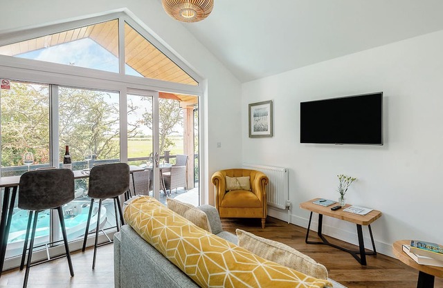 Stunning lodge with one king-size double and en suite shower.