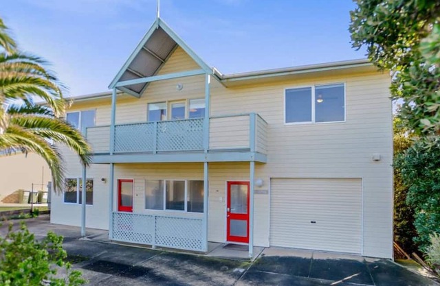 Surf Lovers - 28 Seagull Ave, Chiton