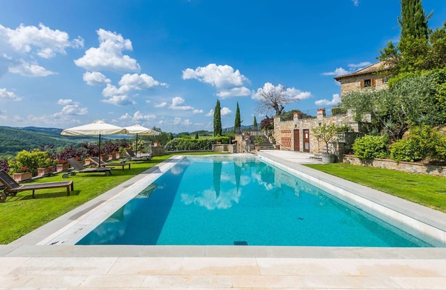 Nice apartment in villa for 6 guests with WIFI, A/C, pool, TV, pets allowed and panoramic view