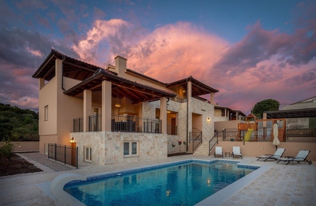 Luxury Villa San heated pool sauna, bbg, family
