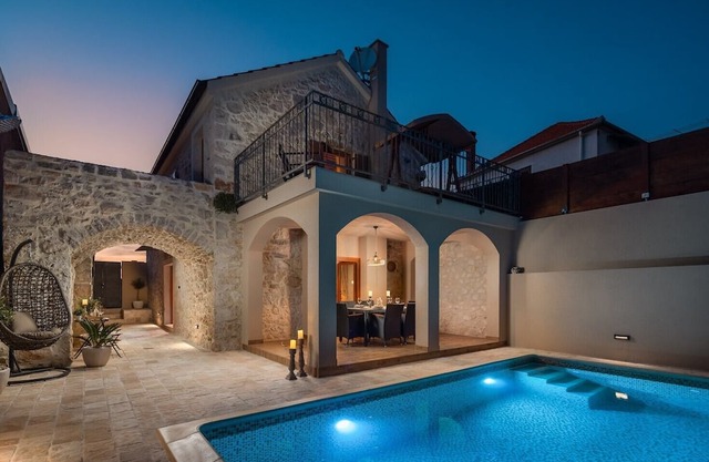 Rustic Villa Kameni dvori, heated pool, BBQ, family-friendly