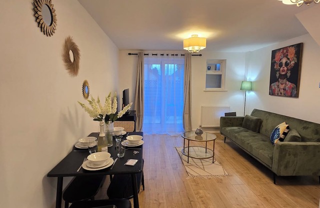 Fresh, Cosy 2 Bed House: Contractors, Professionals - Garden and Free Parking