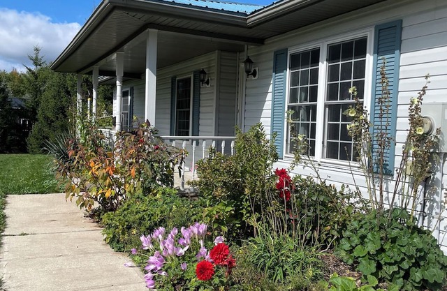 Charming bungalow on 4.5acres, trails, lakes and more near Markdale