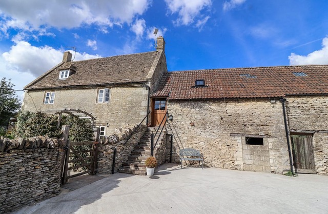 THE OLD DAIRY, romantic, with a garden in Acton Turville