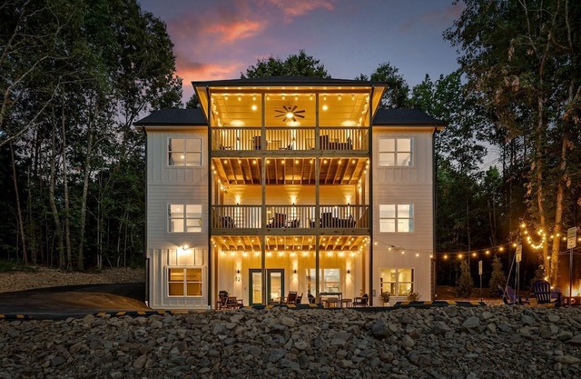 Gorgeous Cabin Surrounded by Trees in Fairview, Georgia
