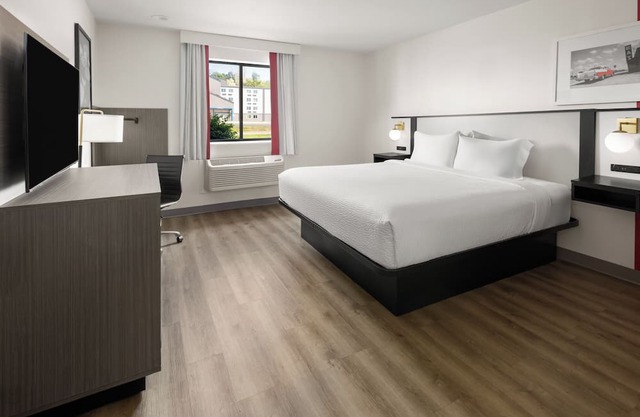 Clean 1 King-Bed Room in York just off I-83 Harrisburg Hershey