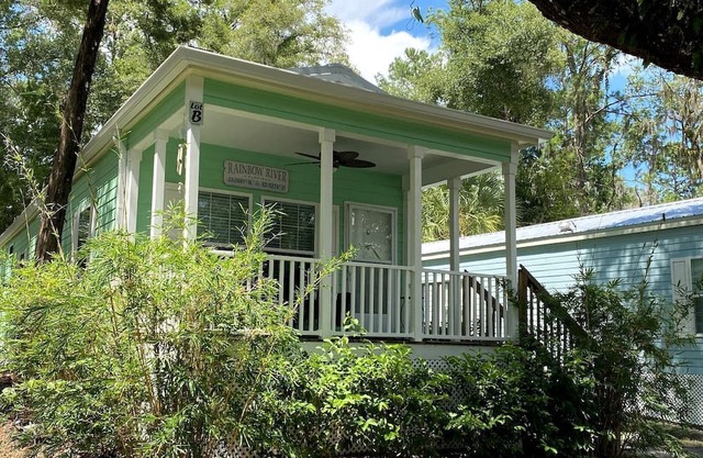 Charming Cottage Surrounded by Trees in Dunnellon, Florida