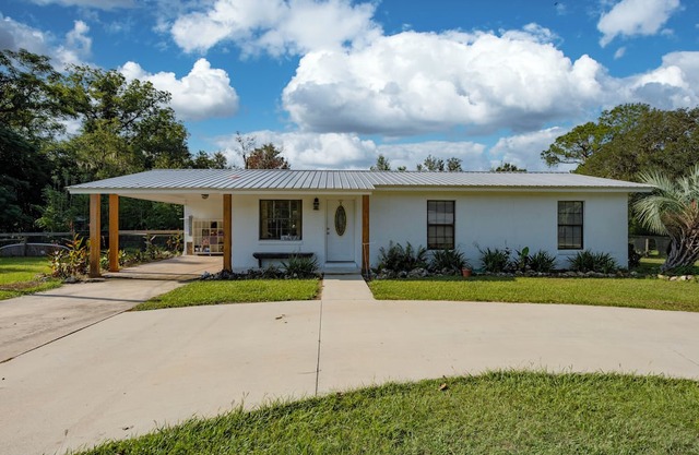 3/1 house in the country near Williston with AC & huge yard!