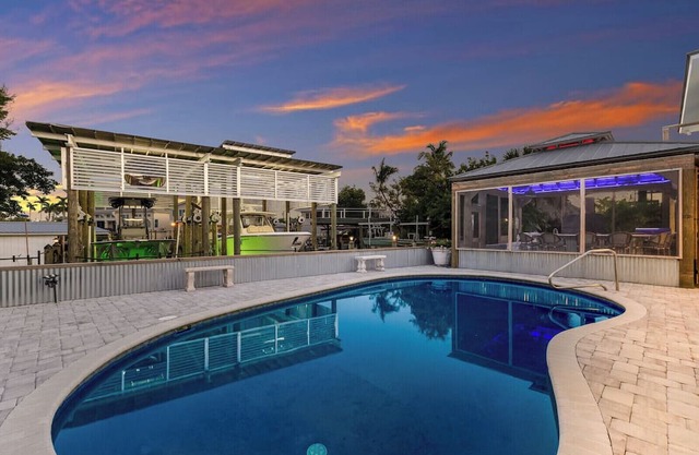 110 Damfino - Resort - Deep Water Dock(s), Hot tub, PickleBall Ct, Sleeps 14