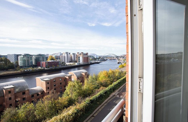 Welcome to your home away from home in Newcastle! This spacious and stylish 2-story flat is just a short stroll from the iconic Quayside, River Tyne, and some of the city’s best restaurants, bars, and cultural landmarks.