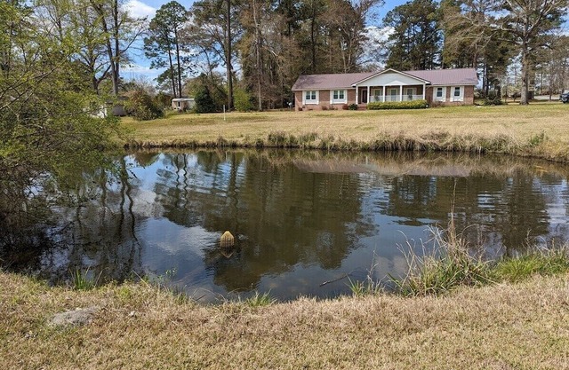 Charming 3-bedroom, 2-bath house with lovely Koi pond located in Dublin, GA