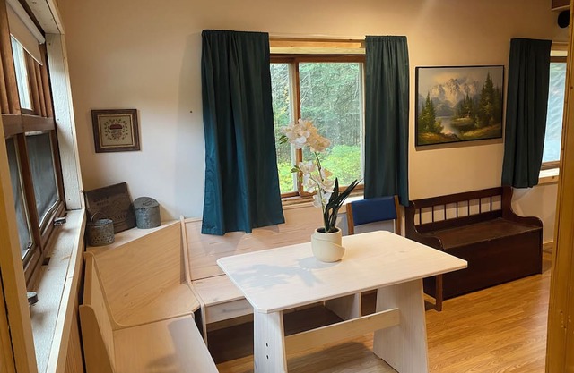 Lovely 3-bedroom cabin in Britt with trail and lake access