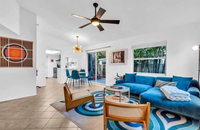 CandyPop Retro Retreat - 2BD/2BA Near Downtown SRQ