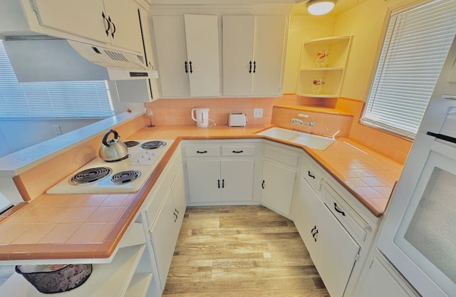 Bright & cozy modern space near Downtown.