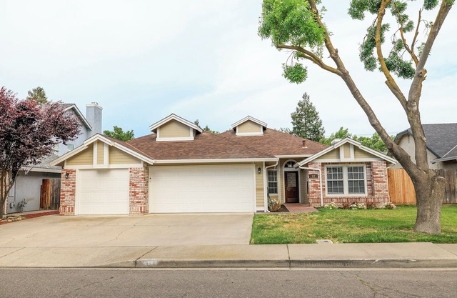 Spacious 4-Bedroom Retreat in a Quiet Neighborhood w/3-Car Garage