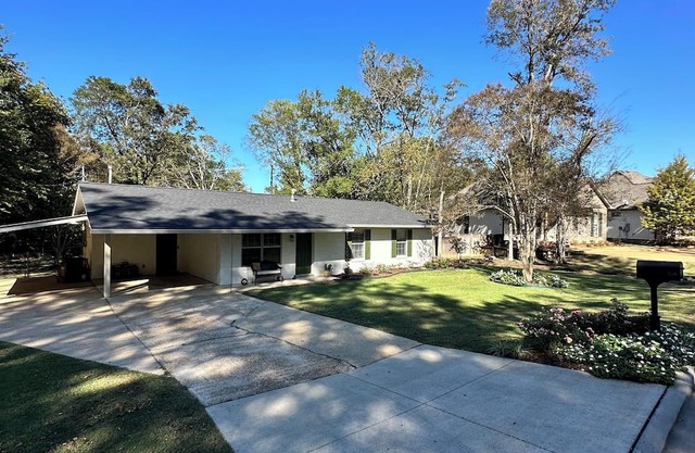 Charming Renovated Home - 1 mile to Campus - Vintage Touches and Modern Comfort