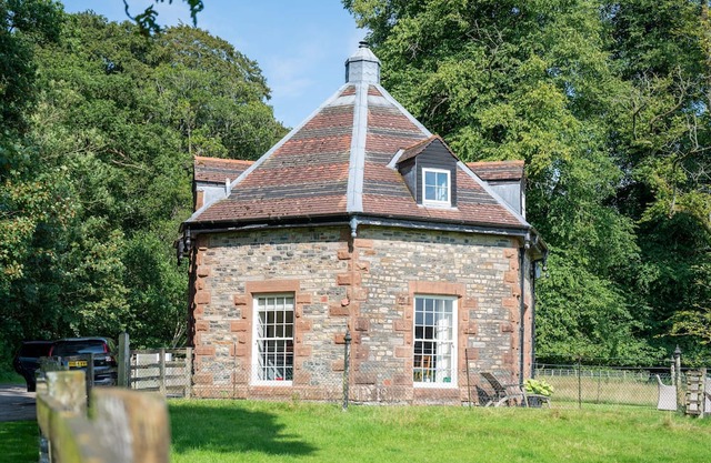 Deer House @ Underley Estate - a cottage that sleeps 4 guests in 2 bedrooms