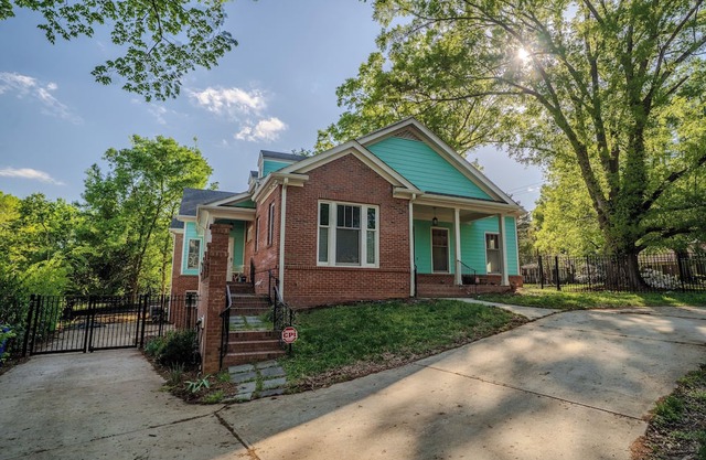 The Oberlin Palais-Welcome to your Home Away from Home-A 7BR 10BA Hidden Gem with Premium Amenities nestled in the Heart of Raleigh.