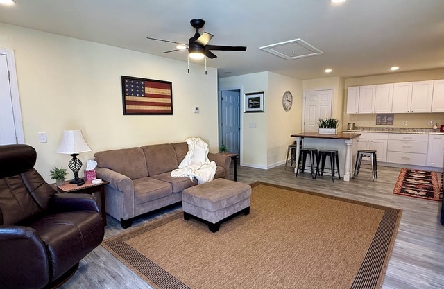 Cozy 2-bedroom apartment in Bangor, hospital and downtown nearby!