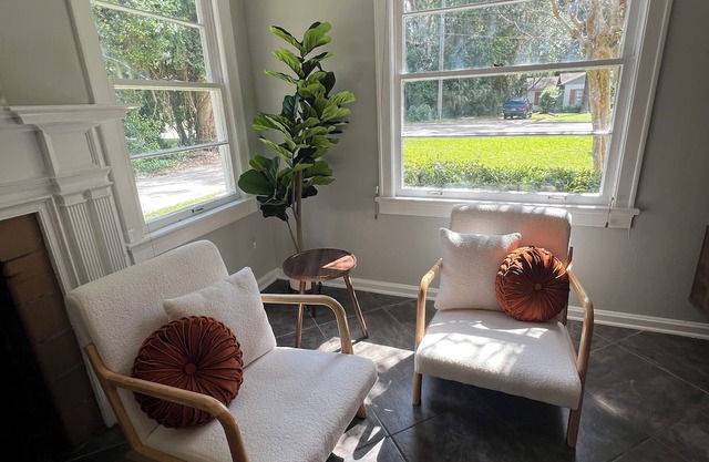 Vintage Retreat 1 Mile to UF, huge 4BR 3BA, Parking for 6+ & large outdoor lawn!