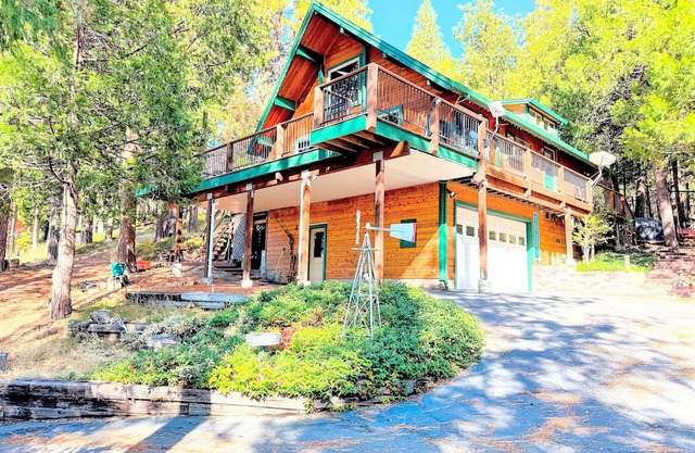 Spacious 10-Guest Cabin with views – Close to Pinecrest Lake & Ski Resort