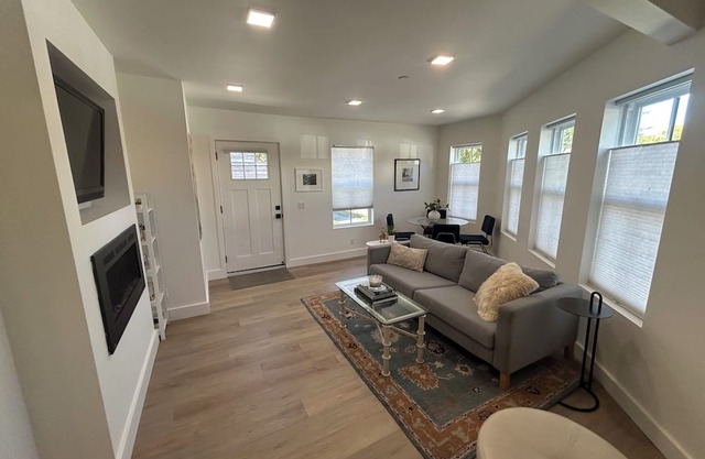 Beautiful 2-bedroom Bungalow - Walking Distance to Shops & Restaurants