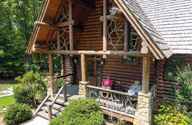 Charming 3-bedroom cabin on the lake in a private gated community resort